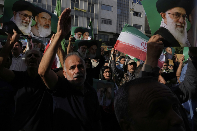 Người dân Iran biểu tình ở thủ đô Tehran hôm 22/6 để phản đối những cuộc tập kích của Mỹ nhằm vào các cơ sở hạt nhân nước này. Ảnh: AP