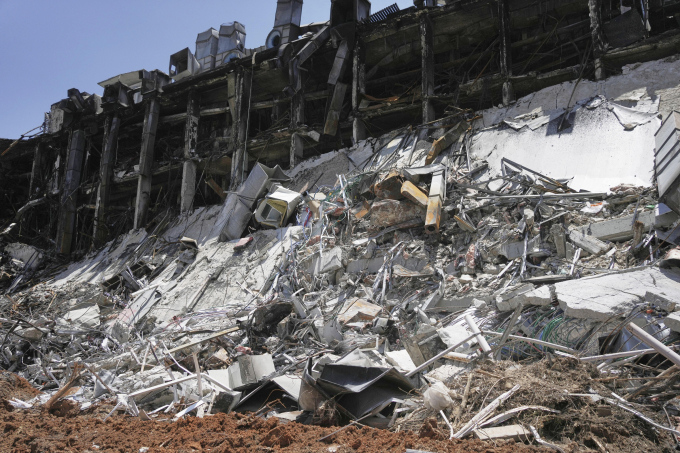 Khung cảnh đổ nát ở Viện Khoa học Weizmann ở Rehovot, Israel ngày 19/6 sau đòn không kích của Iran. Ảnh: AP