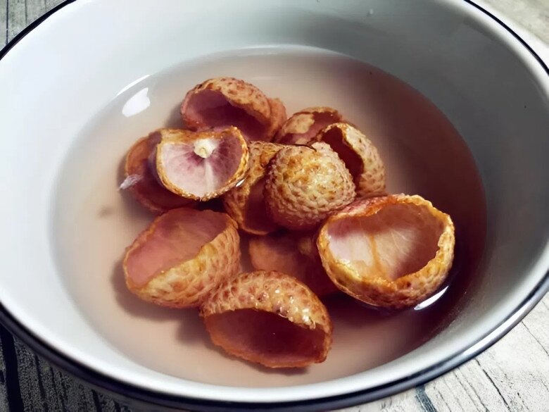 Vỏ vải đặc biệt hữu ích trong các trường hợp nổi mẩn, chàm, ngứa da. (Ảnh minh hoạ).