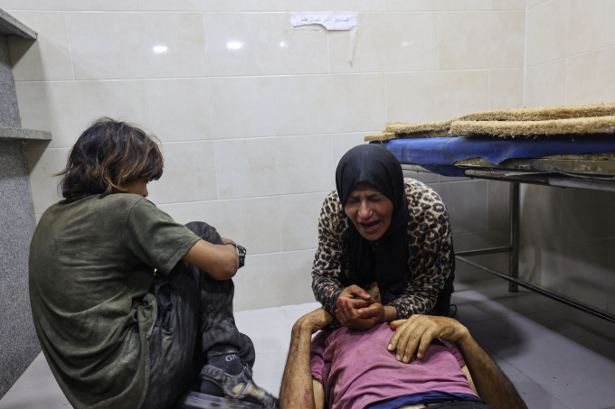 Người Palestine than khóc thân nhân thiệt mạng do đòn tấn công của Israel, tại bệnh viện al-Awda, trung tâm Dải Gaza, ngày 24/6. Ảnh: AFP