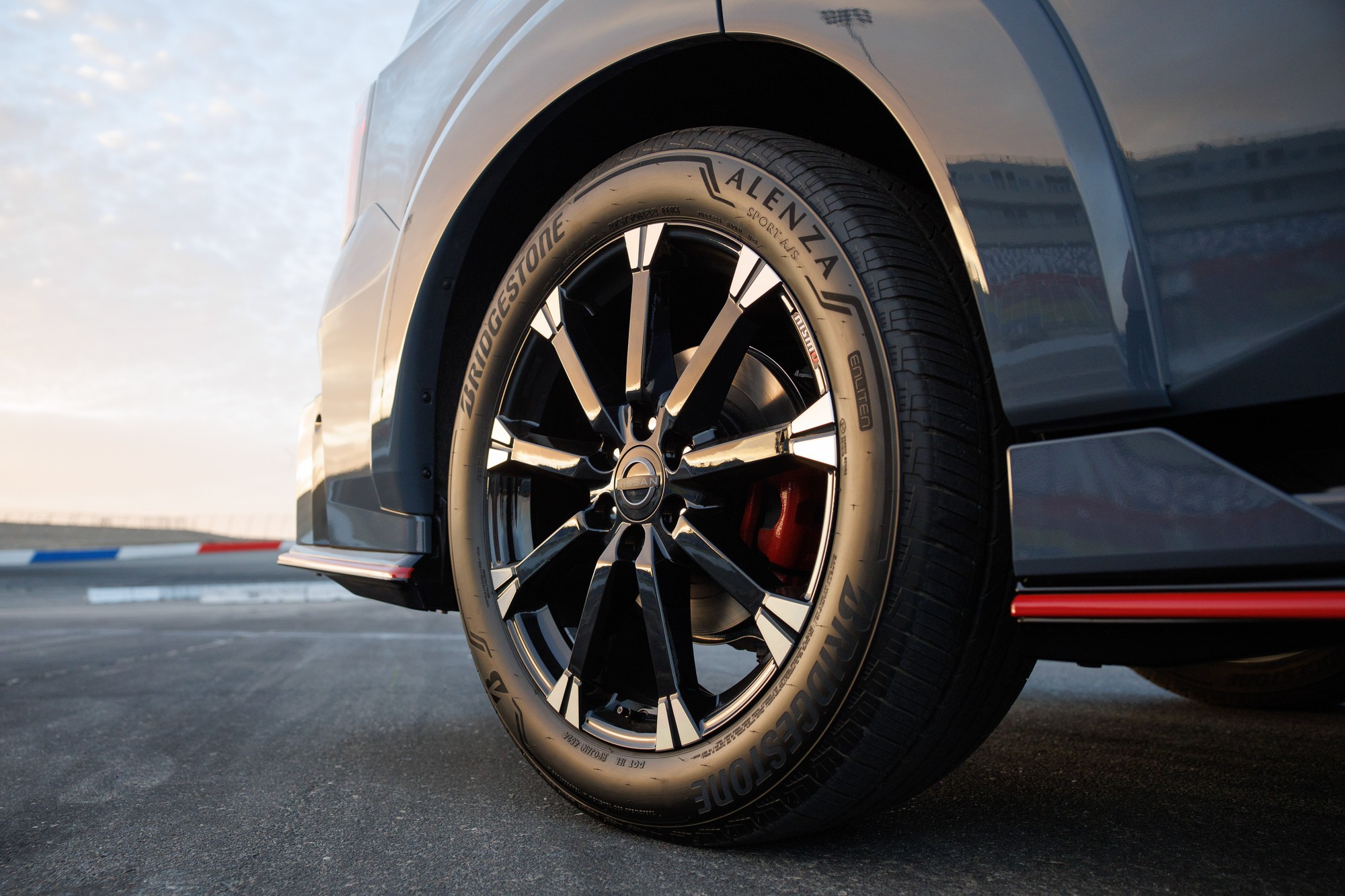 Ảnh thực tế Nissan Patrol bản thể thao vừa ra mắt: Bodykit hầm hố, động cơ gần 500 mã nhưng không còn 'cửa' về Việt Nam- Ảnh 14.