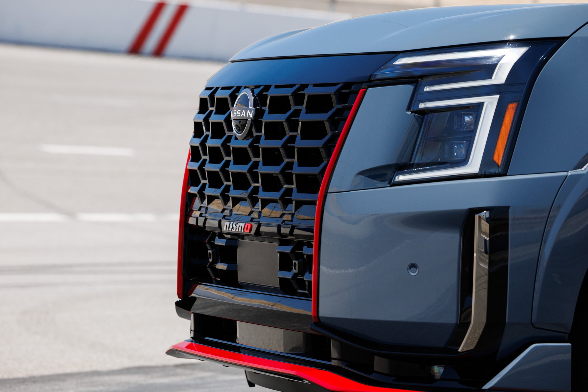 Ảnh thực tế Nissan Patrol bản thể thao vừa ra mắt: Bodykit hầm hố, động cơ gần 500 mã nhưng không còn 'cửa' về Việt Nam- Ảnh 11.