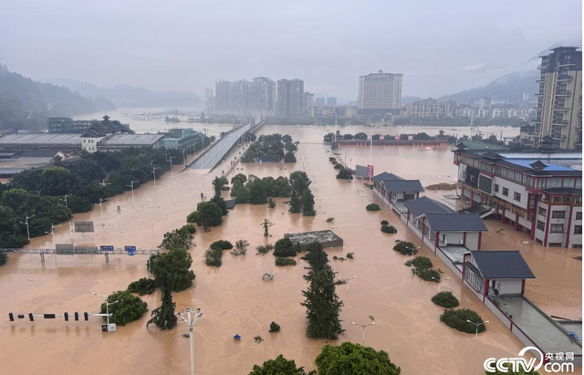 Toàn cảnh lũ lụt lịch sử tại Trung Quốc: Nước đổ như thác tại trung tâm thương mại, cầu cao tốc gãy đôi, xe trôi trên đường- Ảnh 1.