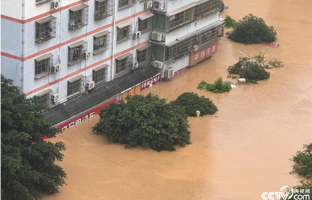 Toàn cảnh lũ lụt lịch sử tại Trung Quốc: Nước đổ như thác tại trung tâm thương mại, cầu cao tốc gãy đôi, xe trôi trên đường- Ảnh 3.