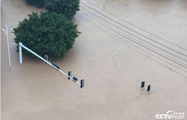 Toàn cảnh lũ lụt lịch sử tại Trung Quốc: Nước đổ như thác tại trung tâm thương mại, cầu cao tốc gãy đôi, xe trôi trên đường- Ảnh 4.