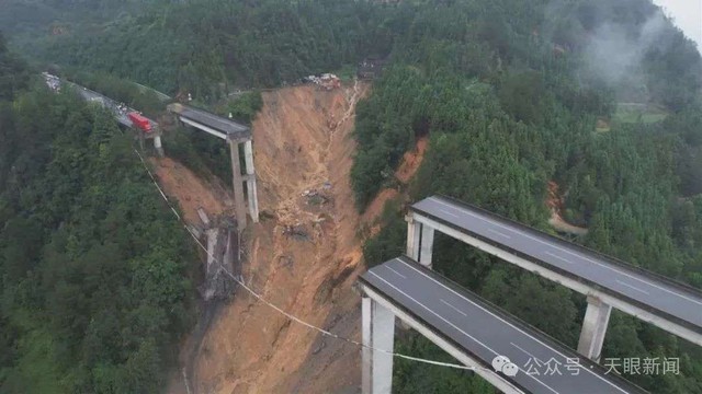 Toàn cảnh lũ lụt lịch sử tại Trung Quốc: Nước đổ như thác tại trung tâm thương mại, cầu cao tốc gãy đôi, xe trôi trên đường- Ảnh 6.