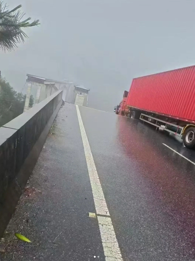 Toàn cảnh lũ lụt lịch sử tại Trung Quốc: Nước đổ như thác tại trung tâm thương mại, cầu cao tốc gãy đôi, xe trôi trên đường- Ảnh 7.