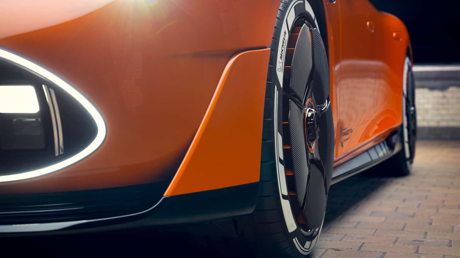 Mercedes-AMG GT đời mới này gắn loa ở đèn pha để giả một thứ tiếng mà fan xe xăng yêu thích- Ảnh 7.