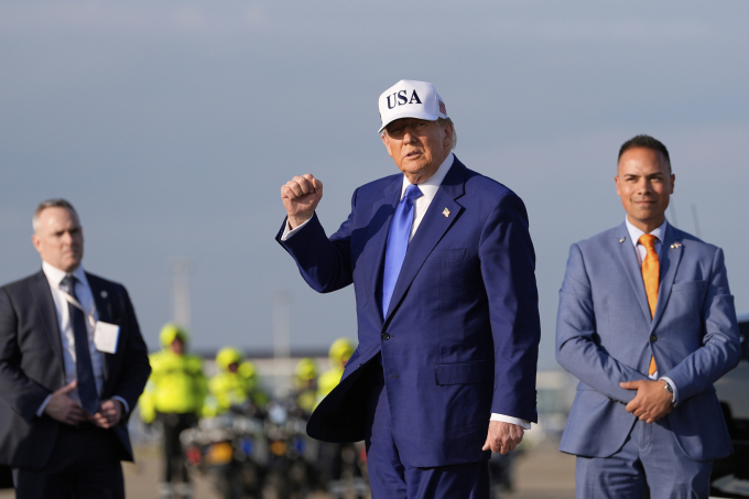 Tổng thống Donald Trump tới sân bay Amsterdam Schiphol trước thềm hội nghị thượng đỉnh NATO ởThe Hague, Hà Lan ngày 24/6. Ảnh: AP