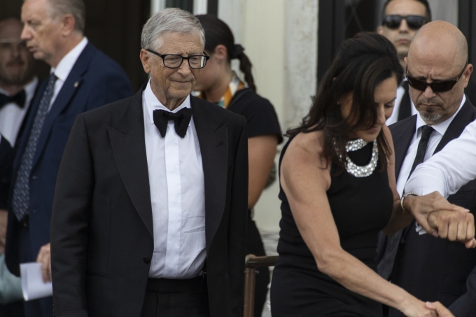 Tỷ phú Bill Gates và bà Paula Hurd di chuyển đến lễ cưới. Ảnh: Reuters