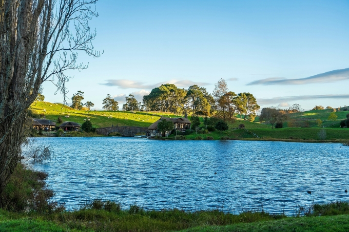 Tour du thuyền bên sông Swan. Ảnh: Unplash