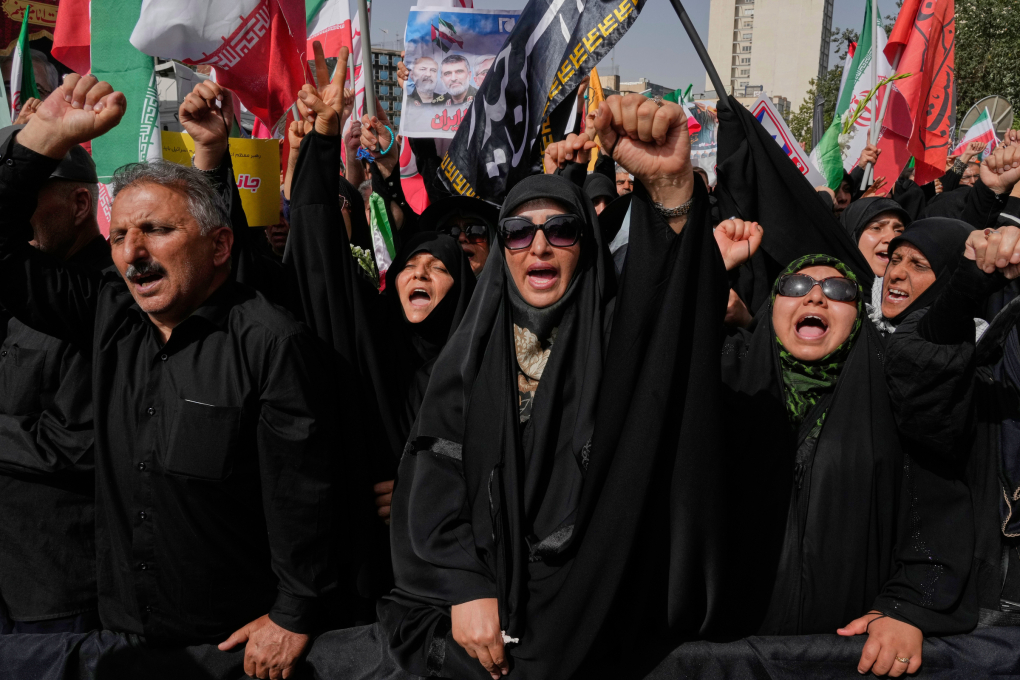 Người dân Iran dự tang lễ của các chỉ huy quân đội và nhà khoa học thiệt mạng vì đòn không kích của Israel, tại Tehran, ngày 28/6. Ảnh: AP