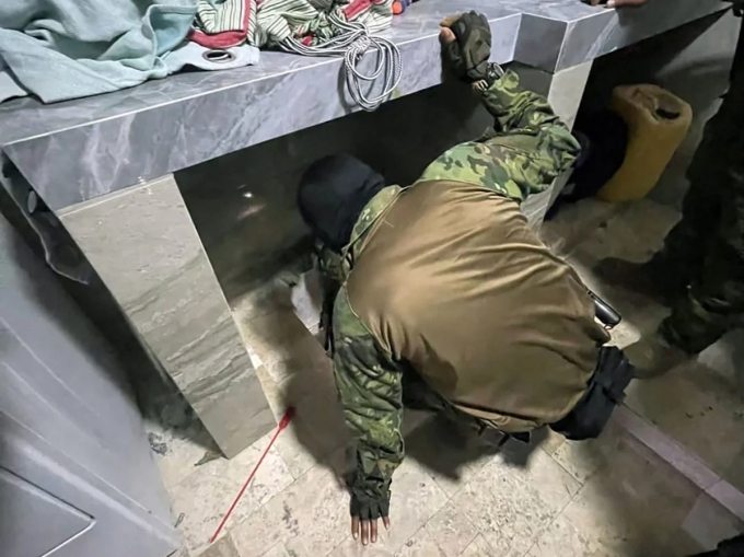 Một thành viên quân đội lục soát nơi ẩn náu của trùm ma túy Macías sau khi ông ta bị bắt lại ở Manta, tỉnh Manabí, Ecuador, hôm 25/6. Ảnh: Quân đội Ecuador