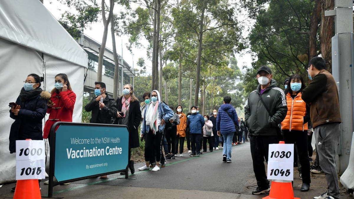 Người dân xếp hàng chờ được vào tiêm vaccine ngừa Covid-19 tại Sydney. Ảnh: Joel Carrett