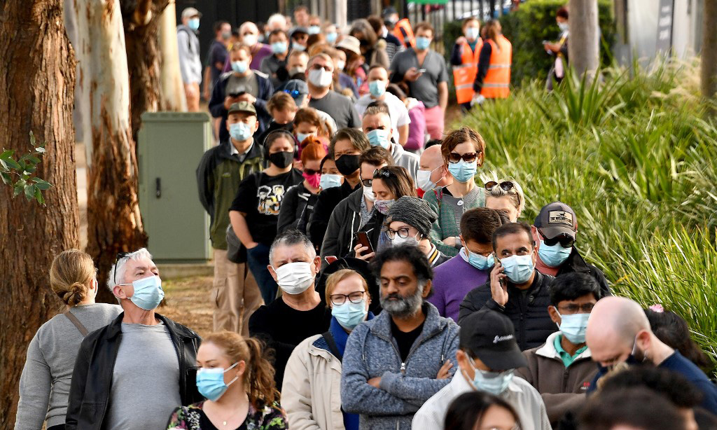 Người dân xếp hàng bên ngoài một trung tâm tiêm chủng ở Sydney, Australia, hôm 24/6. Ảnh: AFP.