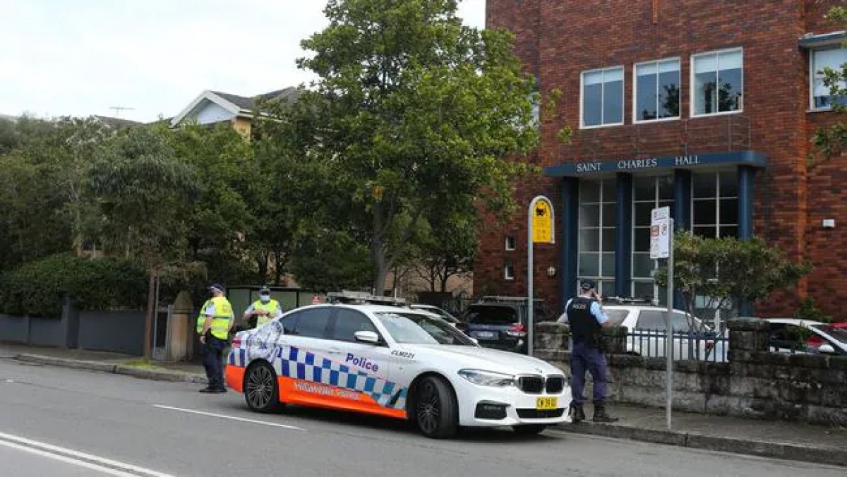 Cảnh sát đứng bên ngoài trường tiểu học St Charles' Catholic ở thành phố Sydney sau khi trường được thông báo có học sinh mắc Covid-19. Nguồn: Gaye Gerard