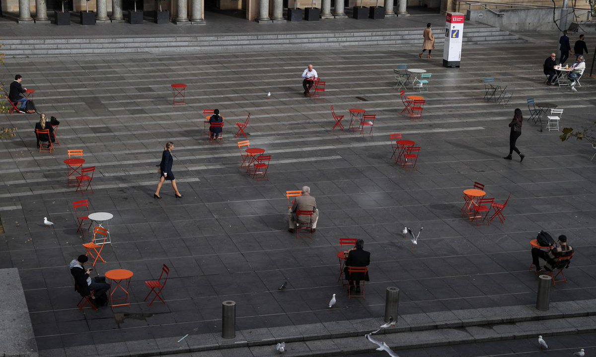 Người dân tuân thủ quy định giãn cách ở bến cảng Circular Quay tại Sydney hôm 22/6. Ảnh: Reuters.