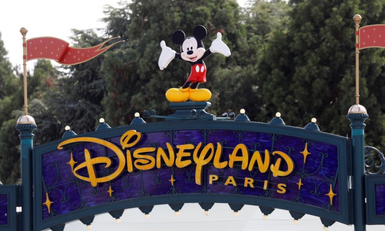 Logo của Disneyland Paris, Pháp, hồi tháng 7/2020. Ảnh: Reuters.