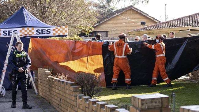 SES personnel prepare tarps as detectives investigate a fatal fire in Dandenong, in Melbourne. Picture: NCA NewsWire / Daniel Pockett