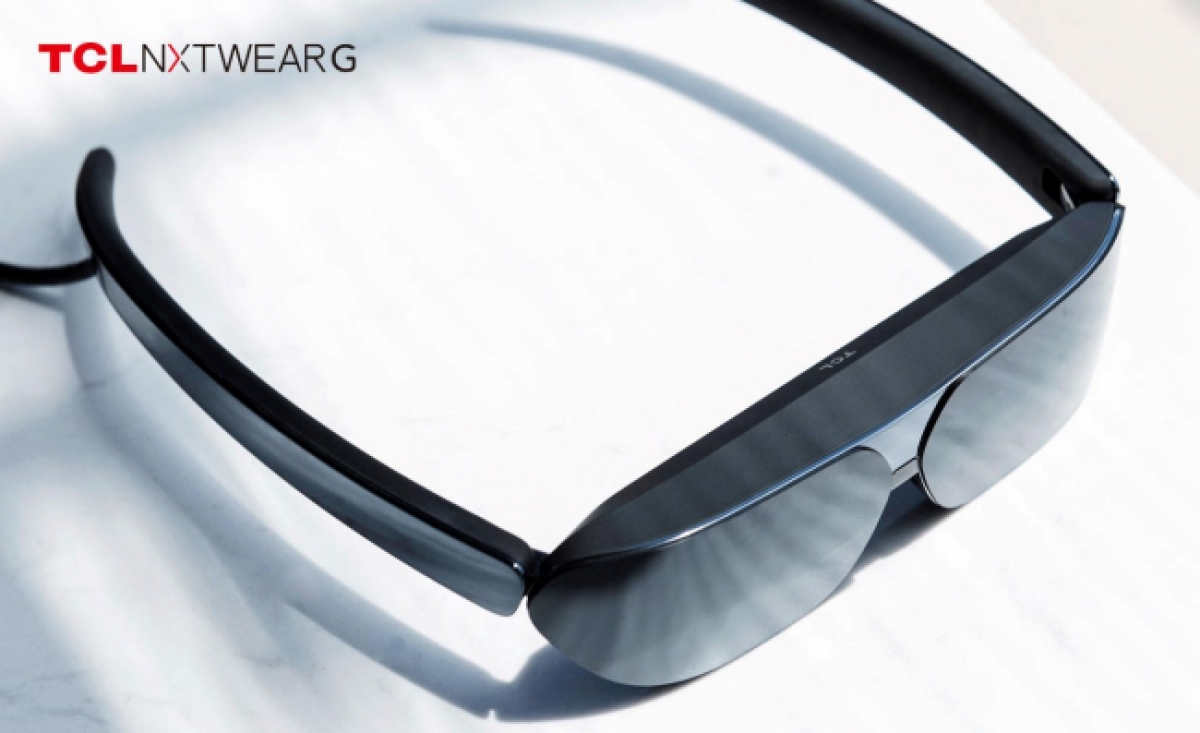 Đeo kính kết nối Nxtwear G, người dùng sẽ được trải nghiệm màn hình điện thoại và máy tính với kích thước 140 inch.