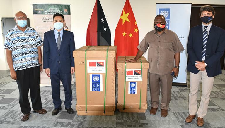 Thủ tướng Papua New Guinea James Marape nhận 15 máy thở từ Trung Quốc hồi tháng 10 năm ngoái. Ảnh: Xinhua.