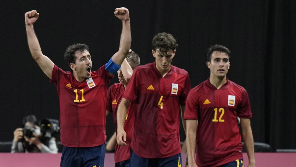 Oyarzabal (trái) đem lại ba điểm quý giá cho Tây Ban Nha. Ảnh: AP.