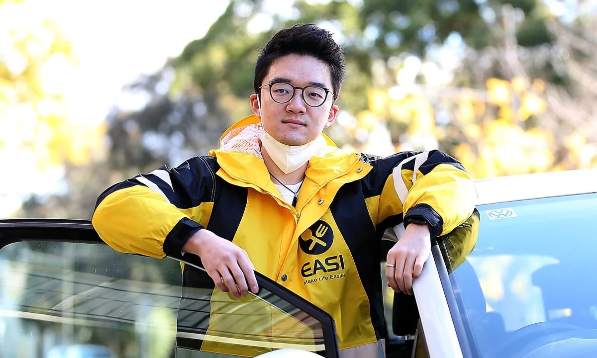 Cobin Li, 27 tuổi, làm nghề shipper sau khi mất việc 7 tháng trước. Ảnh: Jane Dempster.
