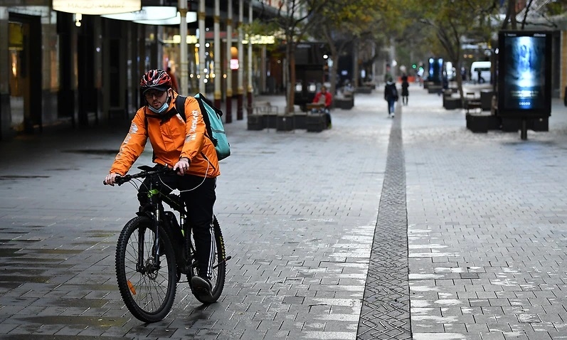 Một shipper giao đồ ăn ở Sydney hôm 28/6. Ảnh: AAP.