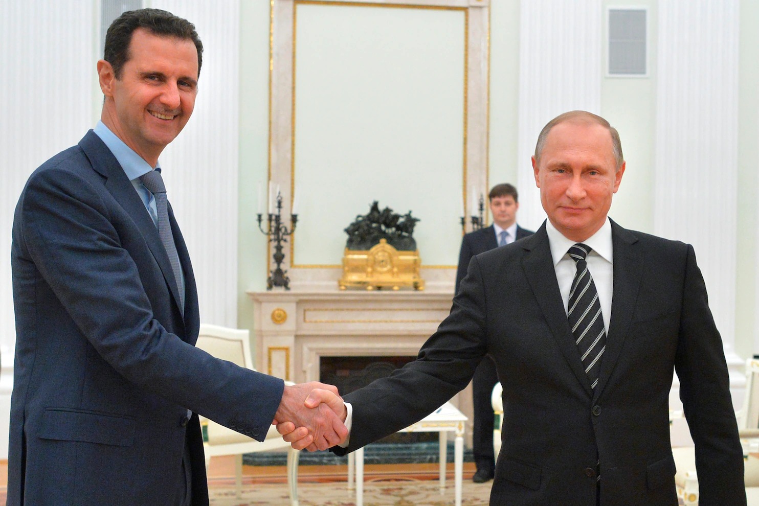 Tổng thống Syria Bashar al-Assad (trái) bắt tay Tổng thống Nga Vladimir Putin tại Điện Kremlin, Moskva, hồi tháng 10/2015. Ảnh: AP