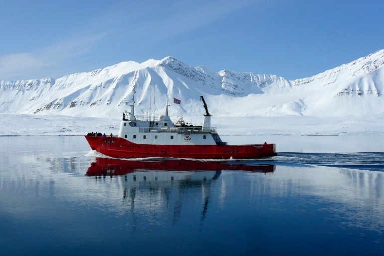 Tàu di chuyển ở Isfjorden gần Longyearbyen trên quần đảo Svalbard thuộc Na Uy ngày 1/6/2012. Ảnh: Reuters.