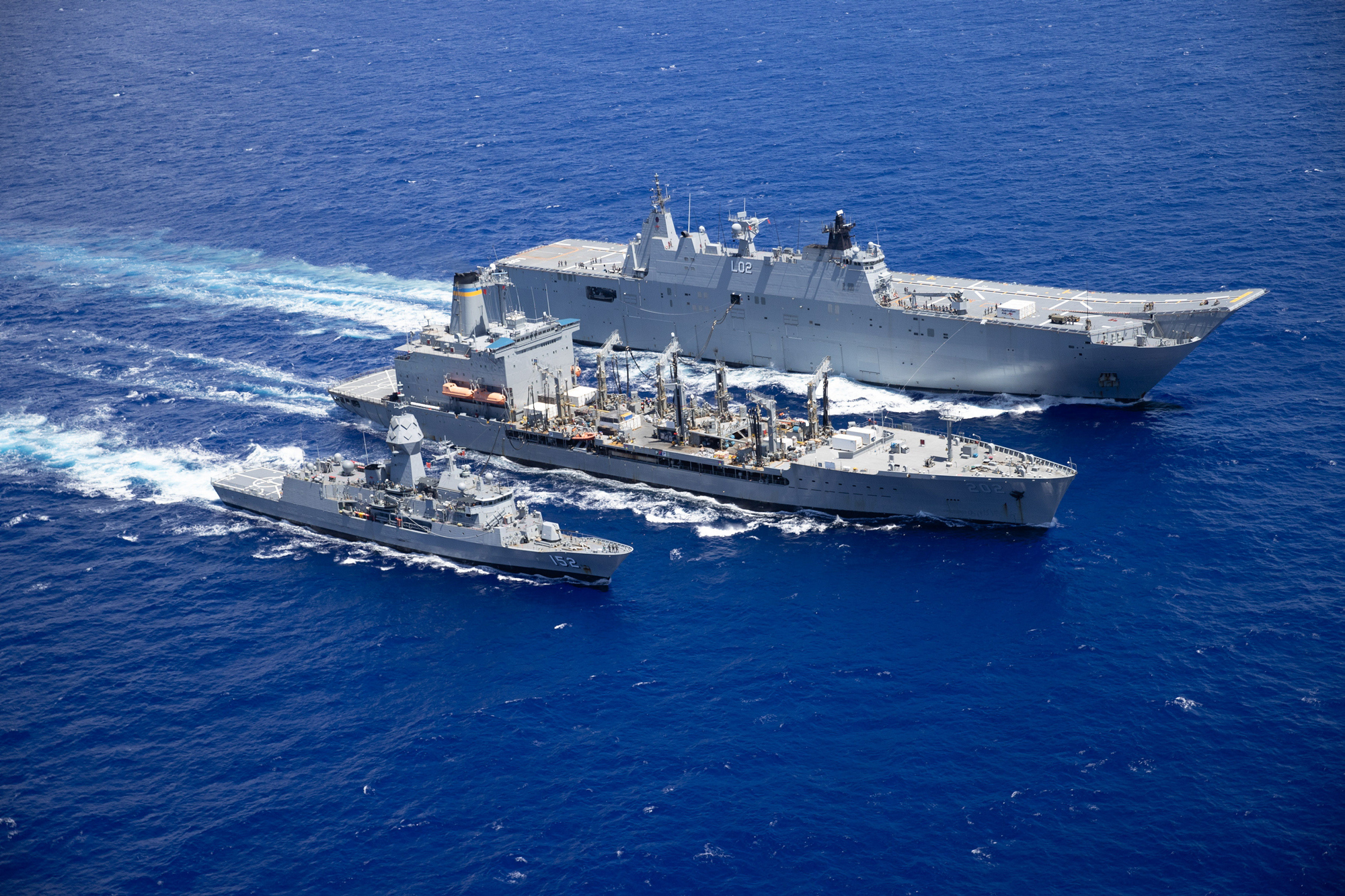Tàu hải quân Mỹ và Australia diễn tập tiếp liệu trên biển khi tới Hawaii dự diễn tập RIMPAC 2022. Ảnh: Hạm đội 7.