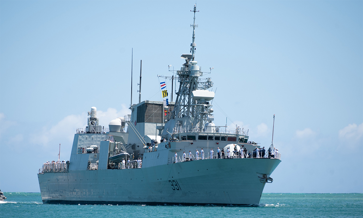 Hộ vệ hạm HMCS Vancouver của Canada cập cảng Hawaii ngày 28/6. Ảnh: US Navy.