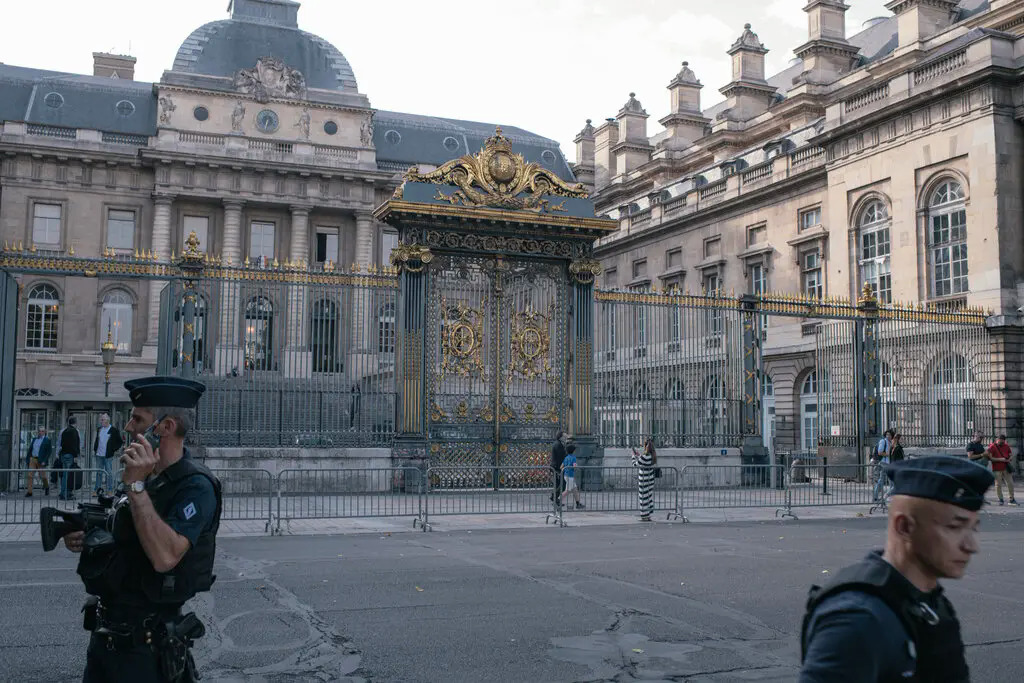 Bên ngoài Tòa án Cung điện Công lý ở Paris, thủ đô Pháp, ngày 29/6. Ảnh: NY Times.