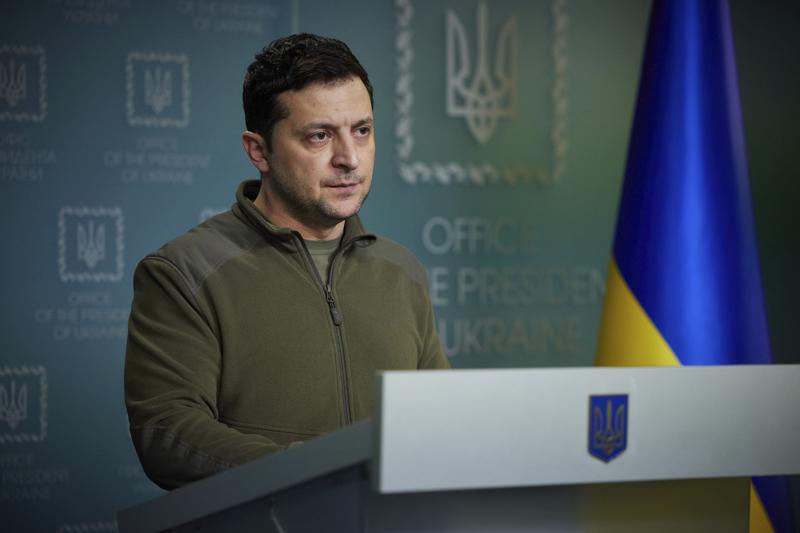 Tổng thống Volodymyr Zelensky phát biểu tại Kiev, Ukraine hôm 25/2. Ảnh: AP.