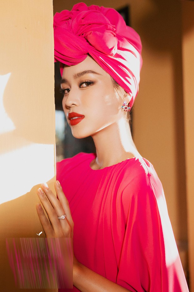 Hoa hậu Đỗ Thị Hà và những lần hiếm hoi đánh son đỏ - Ảnh 3.