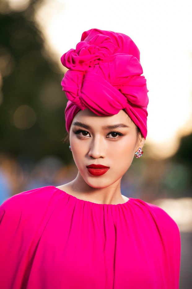 Hoa hậu Đỗ Thị Hà và những lần hiếm hoi đánh son đỏ - Ảnh 4.