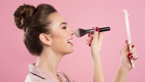 Trang điểm mùa hè: 5 mẹo làm đẹp để làn da mịn màng, chống mồ hôi - Ảnh 2.