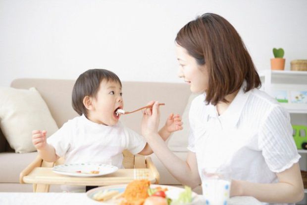 Bác sĩ mách mẹ: 9 mẹo đối phó với trẻ thích ngậm đồ ăn - Ảnh 2.