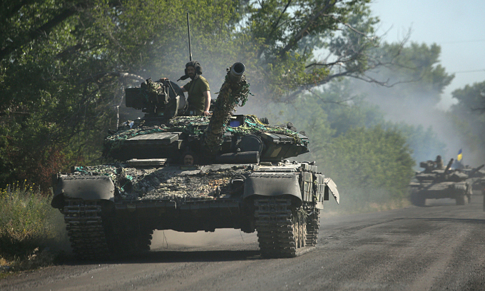 Xe tăng Ukraine hoạt động tại vùng Donbass, miền đông đất nước, hồi tháng 6. Ảnh: AFP.