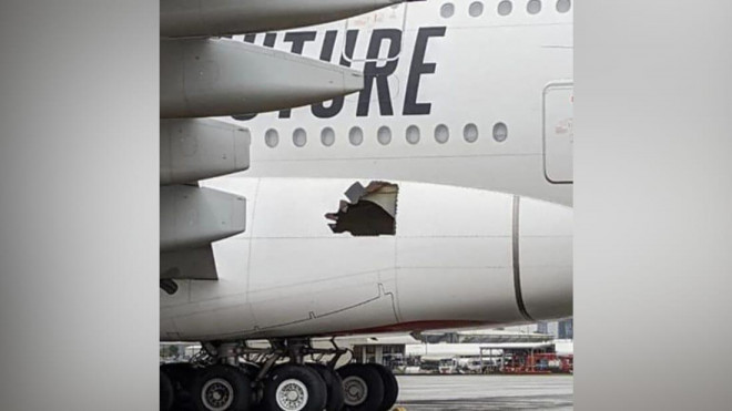 Máy bay Airbus bay 14 tiếng với một lỗ thủng bên hông - 1