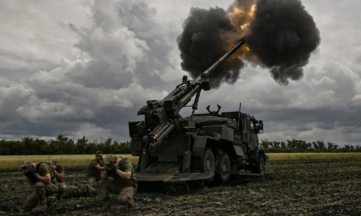 Binh sĩ Ukraine khai hỏa lựu pháo tự hành CAESAR của Pháp tại vùng Donbass ngày 15/6. Ảnh: AFP.