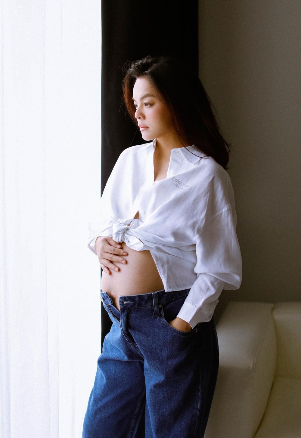 Ngày 6/7, Phạm Quỳnh Anh tung bộ ảnh kỷ niệm thời điểm cuối thai kỳ. Cô mặc quần jeans, áo sơ mi cột cao khoe bụng bầu vượt mặt. Cô xác nhận mang thai lần ba đầu tháng 6, tuy nhiên giấu thông tin về bạn trai.