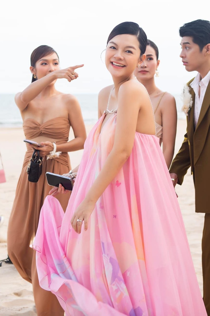 Phạm Quỳnh Anh mặc váy cánh bướm, phom rộng dự tiệc cưới trên biển của Minh Hằng, ngày 18/6.