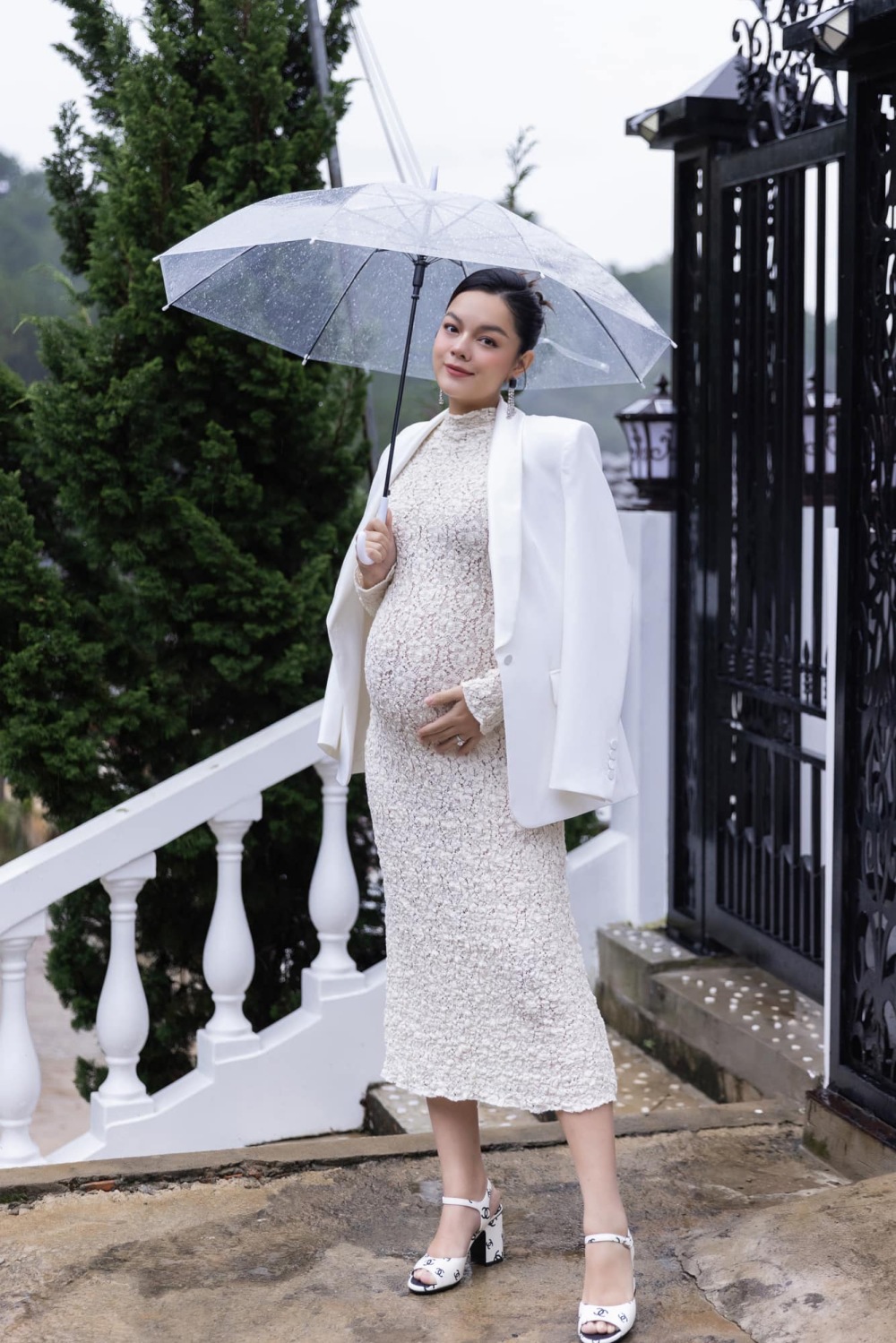 Phạm Quỳnh Anh diện váy ren bó sát, lộ vóc dáng tròn trịa khi đi diễn ở Đà Lạt hồi tháng 6.
