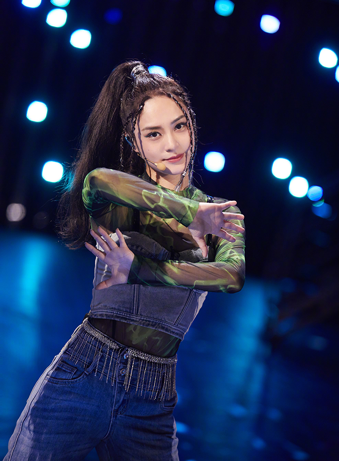 Hân Đồng ở show Tỷ tỷ đạp gió rẽ sóng 3 - chương trình thi ca hát, nhảy múa dành cho nghệ sĩ nữ từ 30 tuổi trở lên.