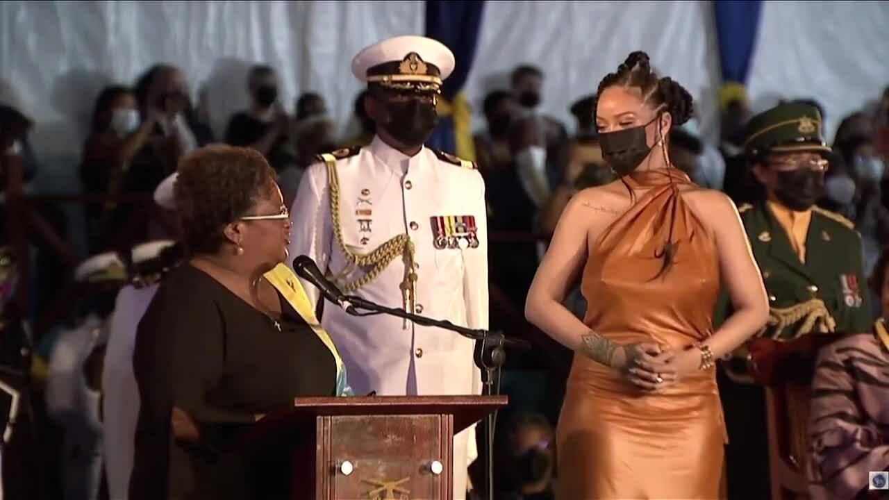 Rihanna được phong anh hùng dân tộc