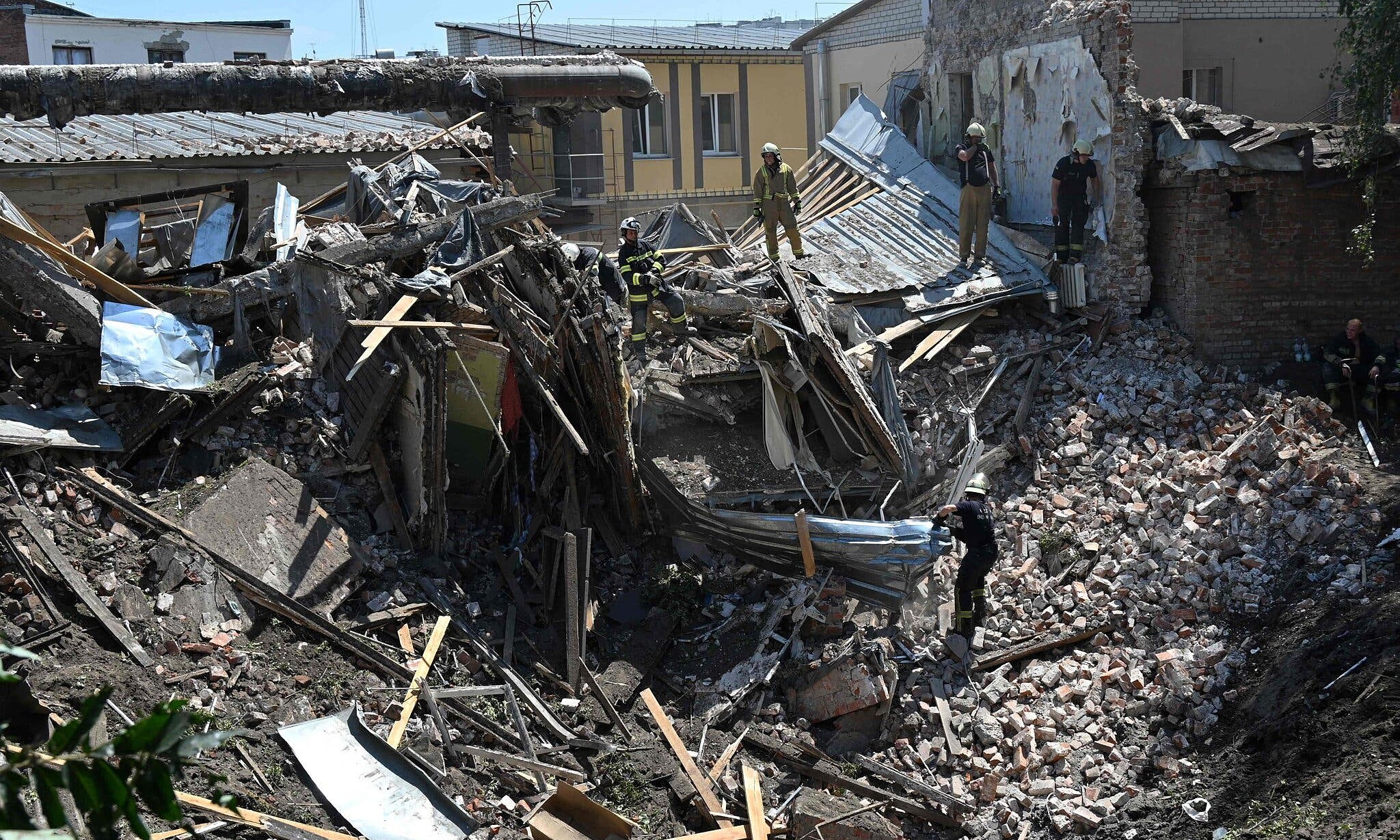 Nhân viên cứu hộ đến hiện trường vụ tập kích ở Kharkov, phía đông Ukraine, vào sáng 9/7. Ảnh: AFP.