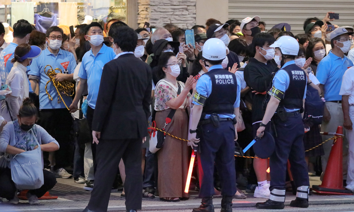 Người dân Nhật tại khu vực vận động tranh cử của Thủ tướng Kishida hôm 9/7. Ảnh: AFP.