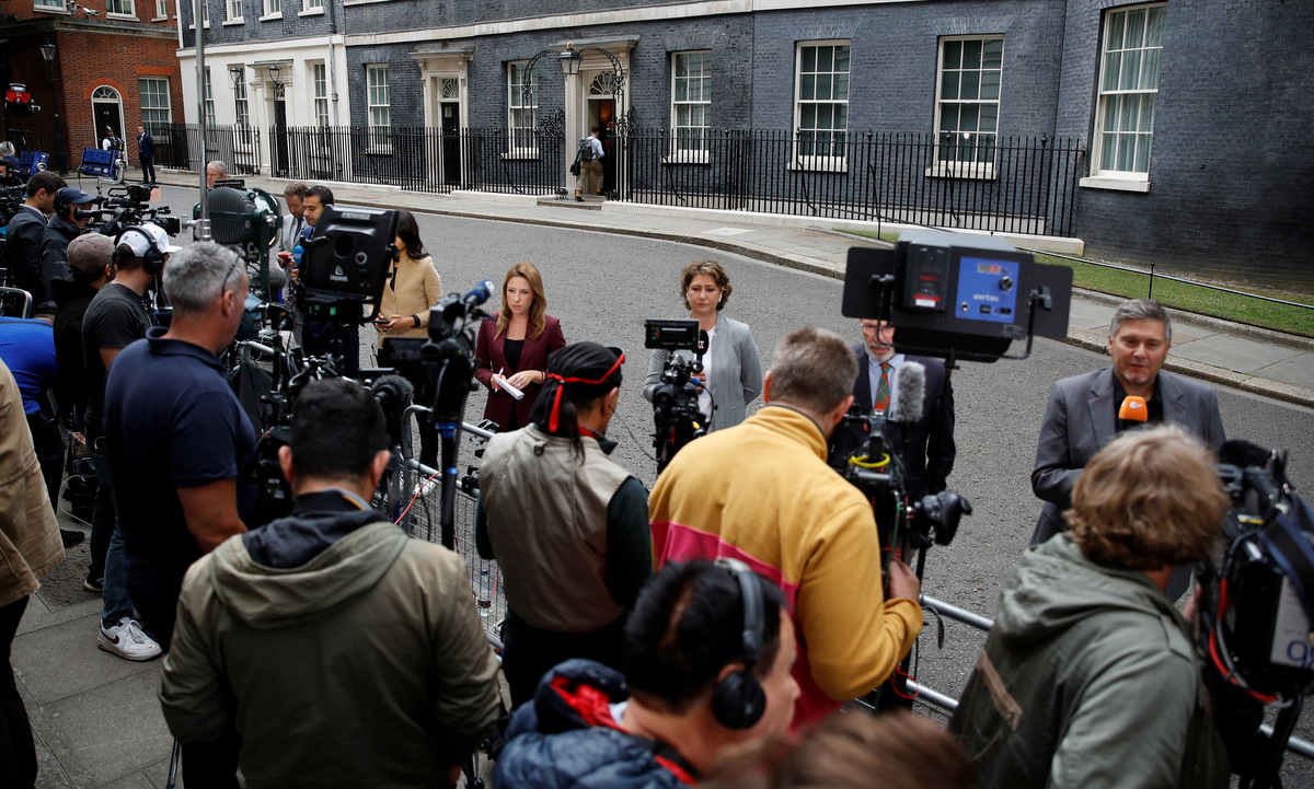 Giới truyền thông tập trung bên ngoài Văn phòng Thủ tướng Anh hôm 7/7. Ảnh: Reuters.
