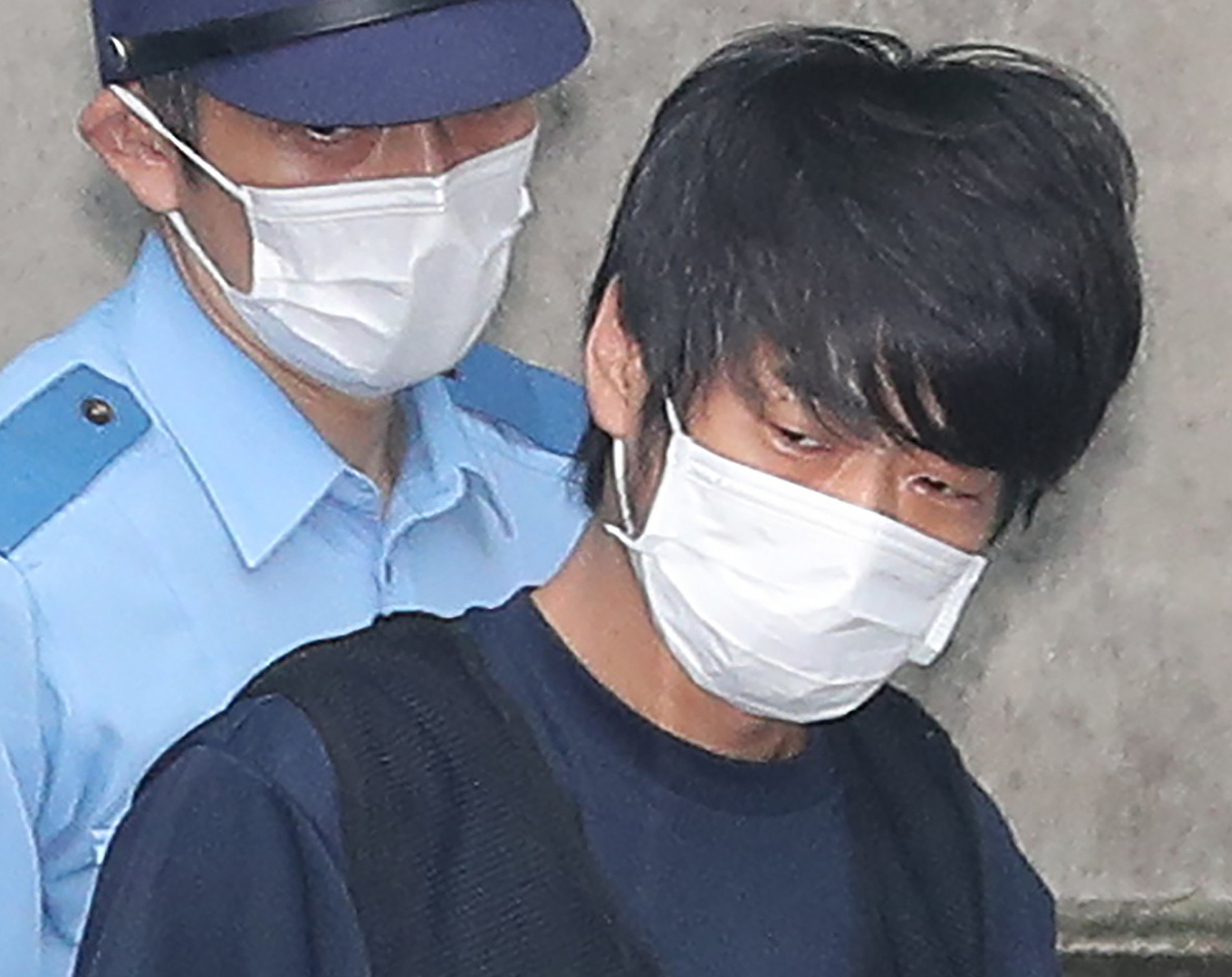 Nghi phạm Yamagami được áp giải khỏi sở cảnh sát Nara hôm nay. Ảnh: AFP.